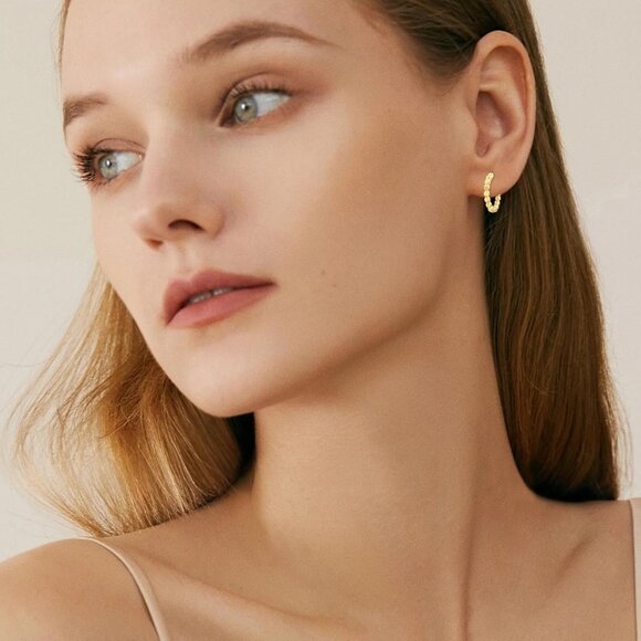 18K Gold Plated Huggie Hoop Earrings Hypoallergenic Lightweight Jewelry - Picture 5 of 7